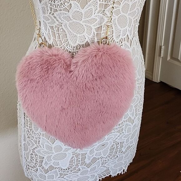 🎉 NEW🎉 Fuzzy Heart Crossbody Bag - Picture 1 of 9